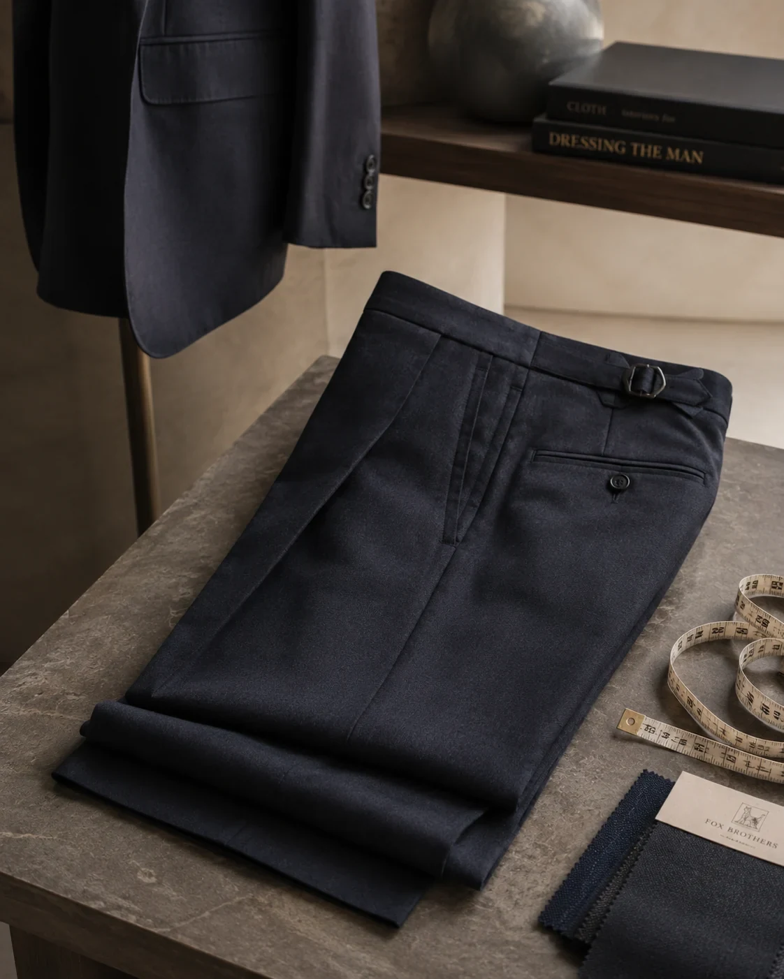 Pantaloni sartoriali blu con regolatori laterali