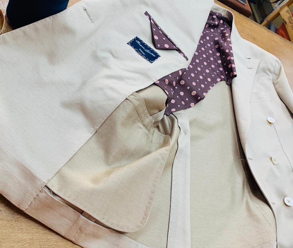 Interno di una giacca sartoriale con fodera e dettagli di costruzione