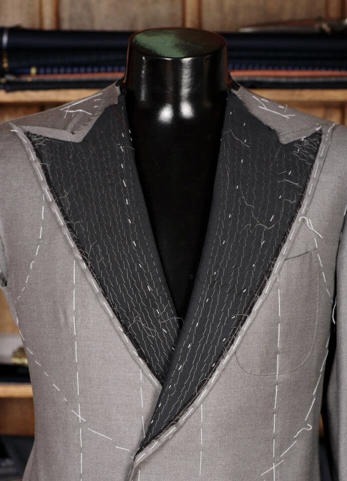 Rever di una giacca imbastita durante la lavorazione sartoriale