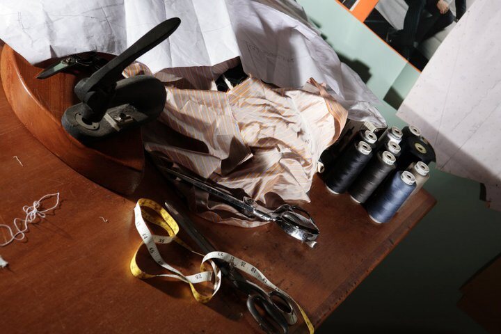 Tavolo da lavoro con strumenti per la lavorazione sartoriale